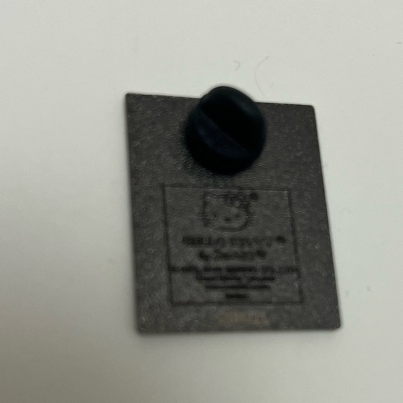 ♥️ FREE with any purchase 🙏🏽 Sanrio ⚜️❤️⚜️ Friend of the Month Pin Hello Kitty - Picture 6 of 8